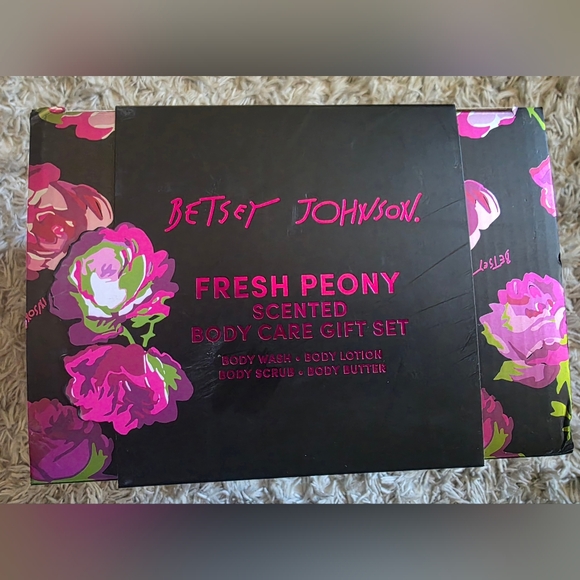 Betsey Johnson Fresh Peony Scented Body Care Gift Set - Picture 2 of 3